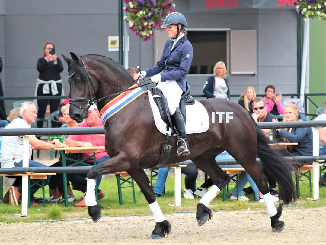 Sandra de Groot & Dukke fan Panhuys winnen Pavo Fryso Bokaal 